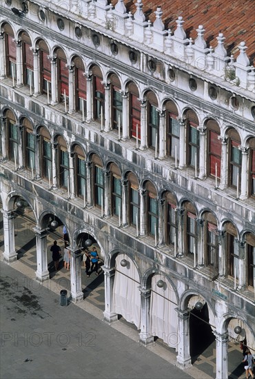 Italie, venise, place san marco, saint marc, arcades, procuraties, fenetres, habitat traditionnel, palais,