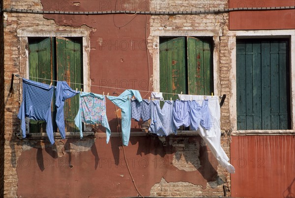 Italie, venise, canal, maison, linge sechant accroche, fenetres, habitat traditionnel,