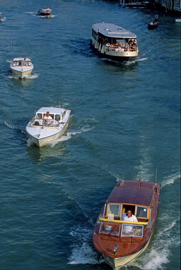 Italie, venise, grand canal, bateau taxi, vedette rapide, eau, palais, habitat traditionnel, gondoles, touristes, vaporetto,