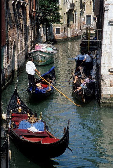 Italie, venise, canal, gondoles, tourisme, habitat traditionnel, maisons, gondolier, eau,