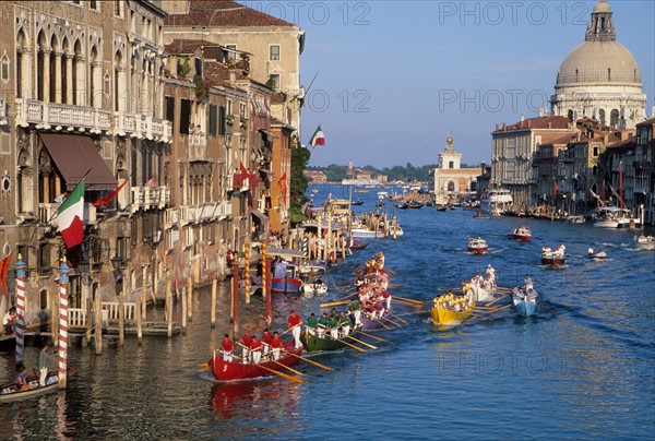 Italie, venise, grand canal, regatta storica, course traditionelle debut septembre, rameurs, gondoles, bateaux, eglise san giorgio maggiore, eau, palais, habitat traditionnel,