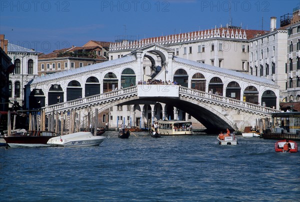 Italie, venise, grand canal, pont du rialto, bateaux, eau, palais, habitat traditionnel, gondoles,