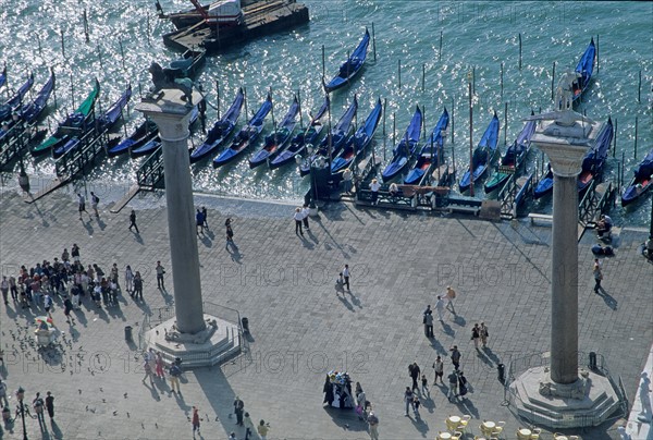 Italie, venise, place san marco, saint marc, touristes, gondoles, colonnes, lions, quais,