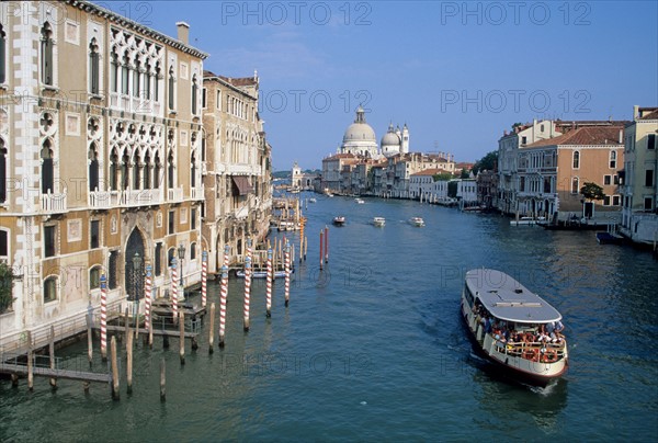 Italie, venise, grand canal, vaporetto, gondoles, bateaux, eglise san giorgio maggiore, eau, palais, habitat traditionnel,