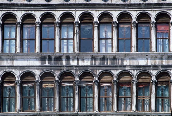 Italie, venise, place san marco, saint marc, arcades, procuraties, fenetres, habitat traditionnel,