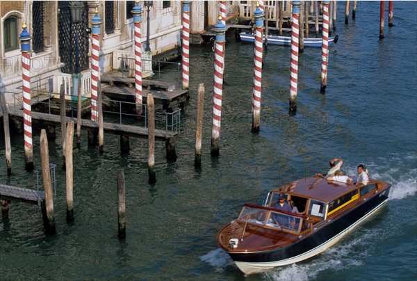 Italie, venise, grand canal, bateau taxi, vedette rapide, eau, palais, habitat traditionnel,