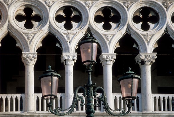 Italie, venise, palais des doges, palazzo ducale, lampadaire, arcades, habitat traditionnel, decor, balustrade,