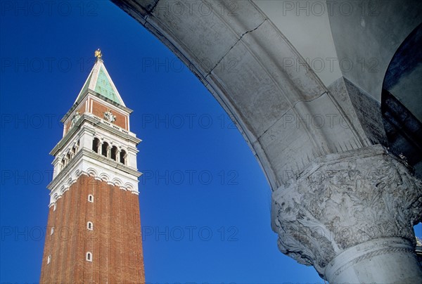 Italie, venise, place san marco, saint marc, campanile, procuraties, arcades, habitat traditionnel, chapiteau,