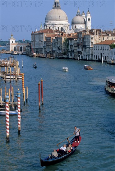 Italie, venise, gondole, gondolier, bateau taxi, vedette rapide, eau, palais, habitat traditionnel, touristes, vaporetto, eglise santa maria della salute,