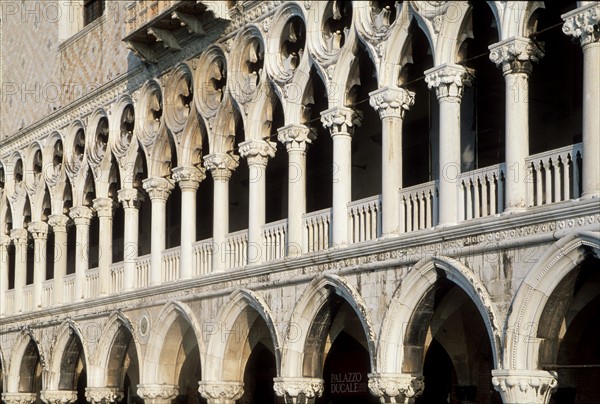 Italie, venise, grand canal, touristes, palazzo ducale, palais des doges, eau, palais, habitat traditionnel, arcades, colonnes, colonnades,