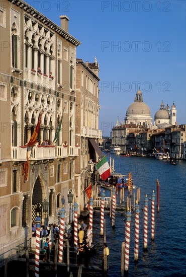 bateau taxi, vedette rapide, eau, palais, habitat traditionnel, gondoles, touristes, vaporetto, eglise santa maria della salute,