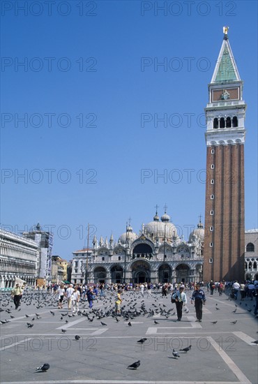 Italie, venise, place san marco, saint marc, pigeons, touristes, basilique san marco, edifice religieux, campanile,