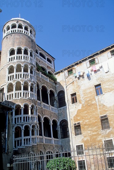 Italie, venise, palais, scala contarini del bovolo, tour, colonne, arcades, escalier, habitat traditionnel,