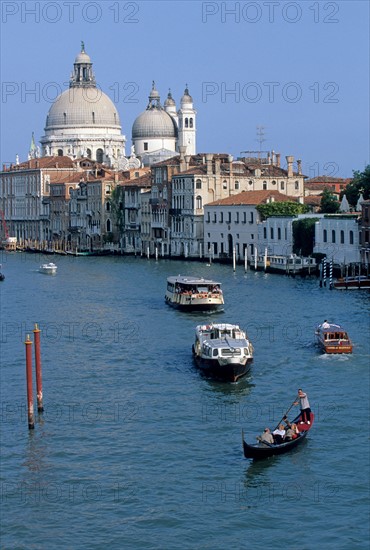 Italie, venise, grand canal, gondolier, gondole, bateau taxi, vedette rapide, eau, palais, habitat traditionnel, gondoles, touristes, vaporetto, eglise santa maria della salute,