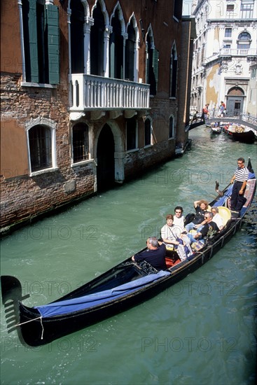 Italie, venise, canal, gondoles, tourisme, habitat traditionnel, maisons, gondolier, eau,