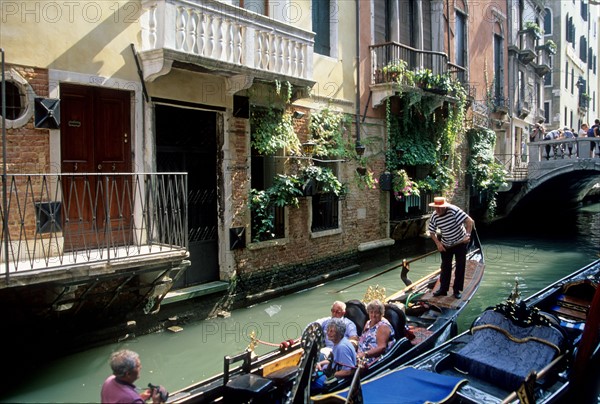 Italie, venise, canal, gondoles, tourisme, habitat traditionnel, maisons, gondolier, eau,