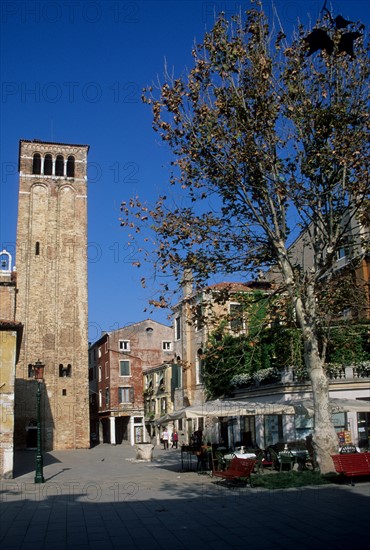 Italie, venise, place san giacomo del'orio, tour, maisons, habitat traditionnel, arbres,