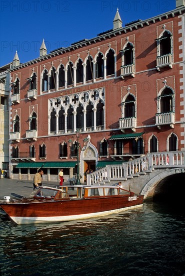 Italie, venise, grand canal, hotel danieli, palace, eau, palais, habitat traditionnel, bateau taxi a quai, vedette,