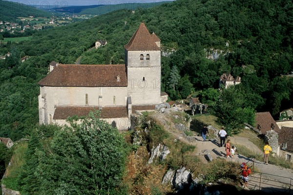 France, midi pyrenees, lot, saint cirq lapopie, vallee du lot et du cere, panorama, paysage, village perche, eglise, touristes,