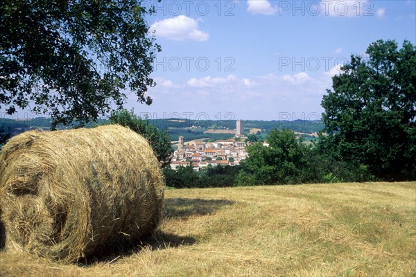 France, midi pyrenees, lot, quercy blanc, montcuq, panorama, paysage, village, le petit rapporteur, jacques martin, champs, agriculture, paille, rounballer,