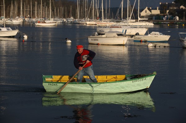 france, Bretagne, Morbihan, golfe du Morbihan, sene, port anna, bateaux, barques, peche, mouillage, coque, homme senior,