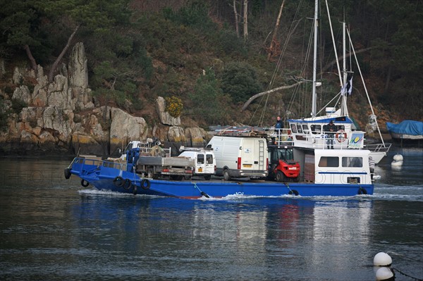 france, Bretagne, Morbihan, golfe du Morbihan, sene, port anna, bateaux, barques, peche, mouillage, coque, vagues, ondes, barge, liaison avec l'ile d'arz, avitaillement,