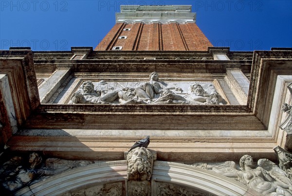 Italie, venise, place san marco, saint marc, campanile, contre plongee, base, tour, sculpture, brique,