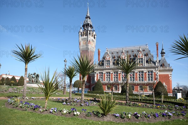 France, region nord, pas de calais, calais, place de l'hotel de ville, neo renaissance flamande, debut du 20e siecle, jardin, palmiers, groupe sculpte d'auguste rodin, les bourgeois de calais,