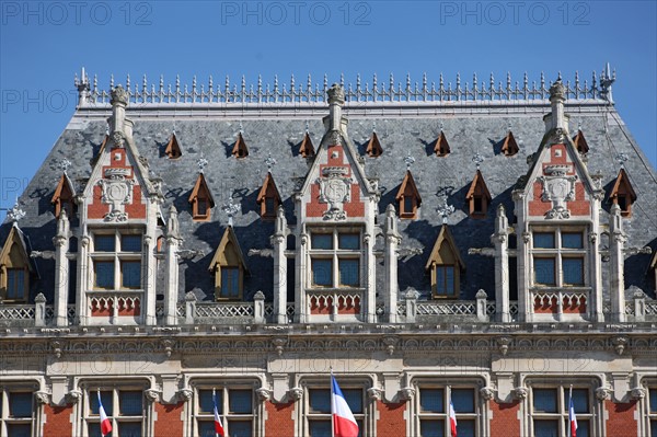 France, region nord, pas de calais, calais, place de l'hotel de ville, neo renaissance flamande, debut du 20e siecle, detail lucarnes, toiture,