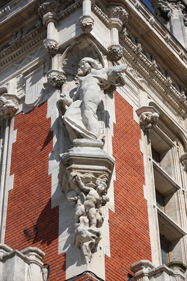 France, region nord, pas de calais, calais, place de l'hotel de ville, neo renaissance flamande, debut du 20e siecle, detail sculpture, angle, mur, personnage,