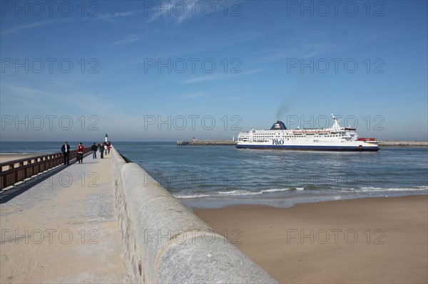 France, region nord, pas de calais, calais, plage, mer du nord, ferry entrant au port, jetee, digue, pecheurs, promeneurs, terminal transmanche, p&o, pride of dover,