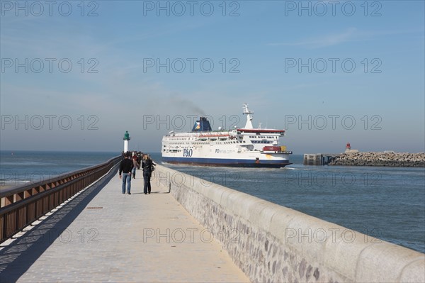 France, region nord, pas de calais, calais, plage, cabines de plage, mer du nord, ferry entrant au port, jetee, digue, pecheurs, promeneurs, terminal transmanche, p&o,