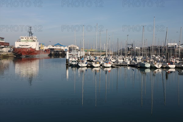 France, region nord, pas de calais, boulogne sur mer, port, bassin Napoleon, port de plaisance, cargo, chalutier, voiliers,