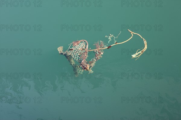 France, region nord, pas de calais, boulogne sur mer, port de plaisance, bassin Napoleon, pollution, environnement, vieux cordage, filets, gazole,