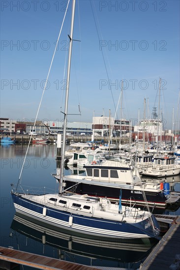 France, region nord, pas de calais, boulogne sur mer, port, bassin Napoleon, port de plaisance, cargo, chalutier, voiliers,