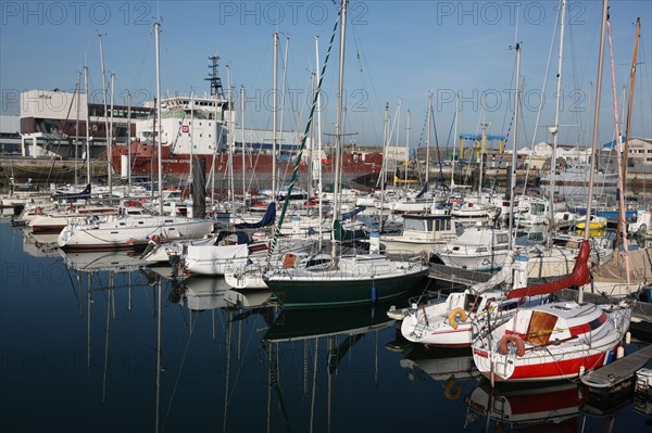 France, region nord, pas de calais, boulogne sur mer, port de plaisance, bassin Napoleon, bateaux, voiliers, cargo,