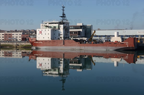 France, region nord, pas de calais, boulogne sur mer, port de plaisance, bassin Napoleon, cargo, barge, reflet dans l'eau,