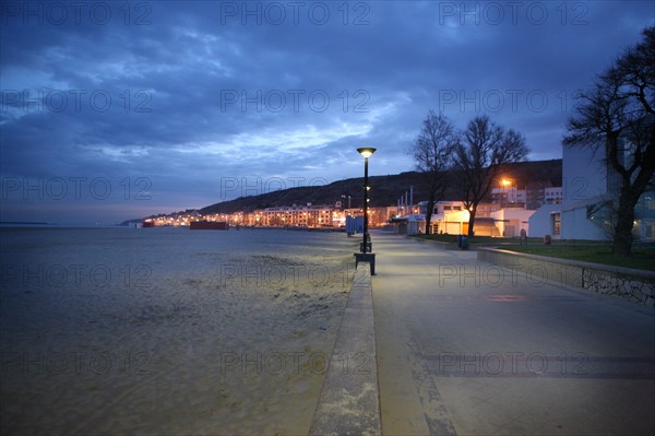 France, region nord, pas de calais, boulogne sur mer, dplage, front de mer, allee, promenade, nausicaa, nuit, lumiere, lampadaires, sable,