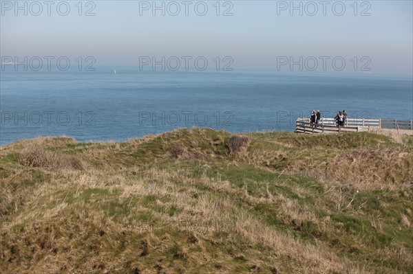 France, region nord, pas de calais, cote d'opale, cap gris nez, falaises, panorama, cross gris nez, mer du nord, signalisation GR, randonnee, sentier, panorama, vue sur le cap blanc nez,