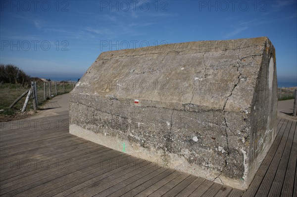 France, region nord, pas de calais, cote d'opale, cap gris nez, falaises, panorama, cross gris nez, mer du nord, blockhaus, fissure, beton, 2e guerre mondiale, signalisation GR, randonnee, sentier,