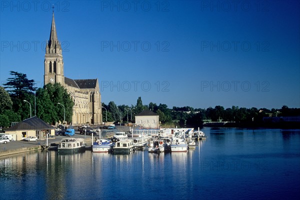 France, region pays de loire, sarthe, sable sur sarthe, ville, fillon, riviere, port, eglise, clocher, penichettes, tourisme fluvial,