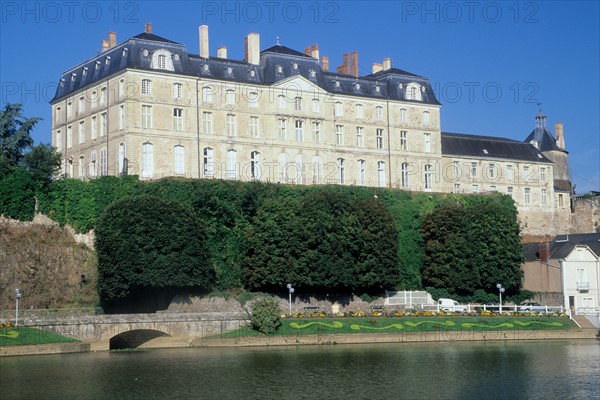 France, region pays de loire, sarthe, sable sur sarthe, ville, fillon, riviere, port, chateau,