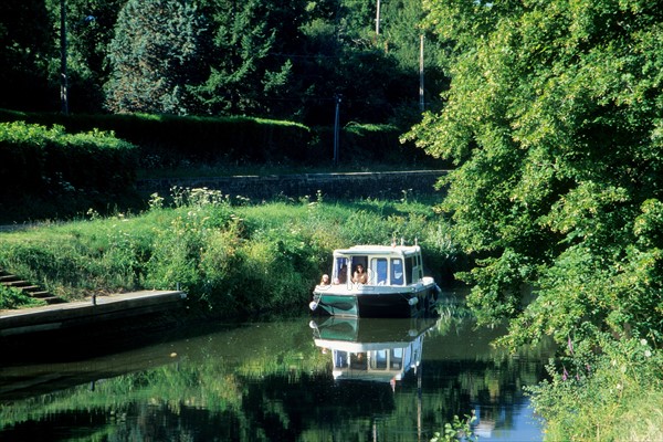 France, region pays de loire, sarthe, sud, riviere sarthe, tourisme fluvial, penichette, verdure, vegetation,