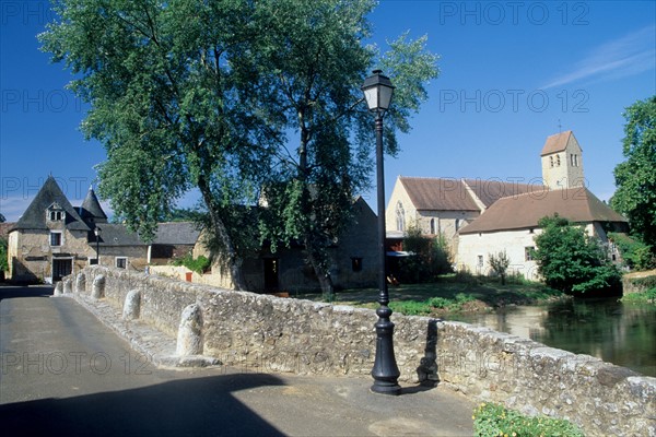 France, region pays de loire, sarthe, asnieres sur vegre, pont medieval, riviere, clocher, eglise, lampadaire,