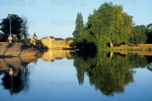 France, region pays de loire, sarthe, malicorne, riviere, moulin, eau, vegetation, reflet, clocher, eglise,