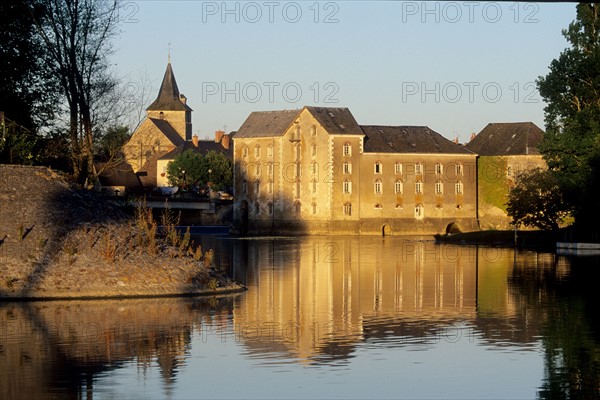 France, region pays de loire, sarthe, malicorne, riviere, moulin, eau, vegetation, reflet, clocher, eglise,