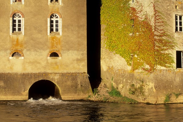 France, region pays de loire, sarthe, malicorne, riviere, moulin, eau, vegetation, mur,