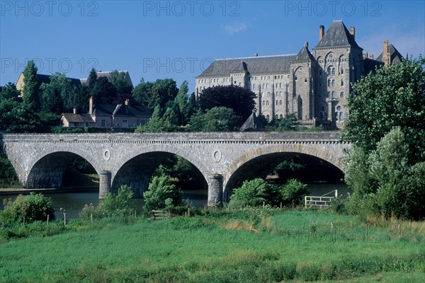 France, region pays de loire, sarthe, riviere, solesmes, pont, abbaye, edifice religieux,