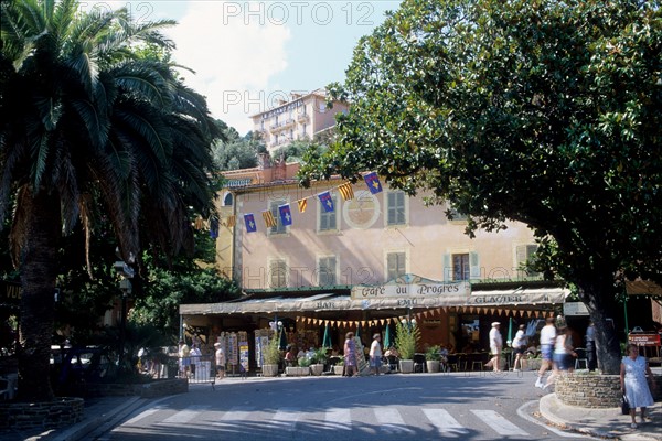 France, region paca, var, village de bormes les mimosas, maisons, tuiles, route, palmiers, cafe,