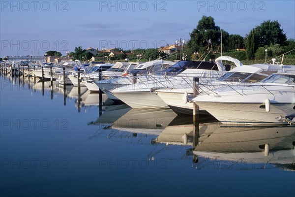 France, region paca, var, la londe les maures, port, vedettes, bateaux, plaisance, reflets dans l'eau,